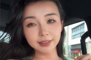 胡子哥？源哥张曼源穿着背心直播并晒出自己的老公~